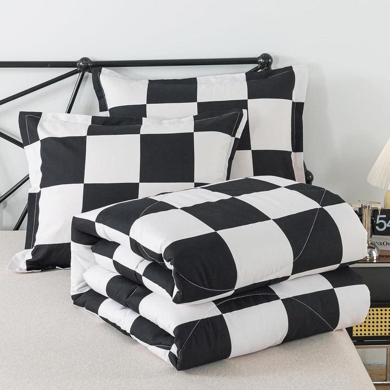 Checkered Charm Bedding Set - Single/Queen Size Ensemble